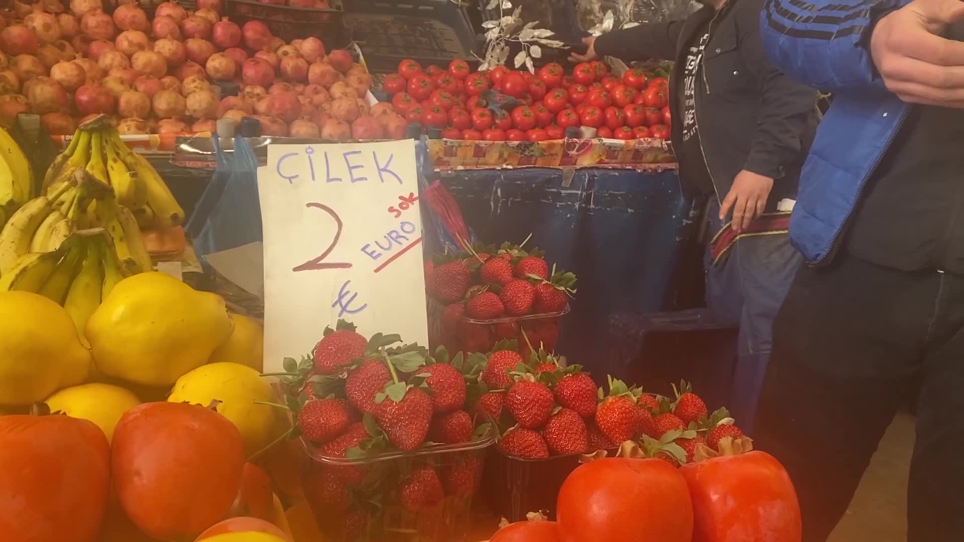 Siirt'te pazarcılar çözümü fiyatı dolarla yazmakta buldu