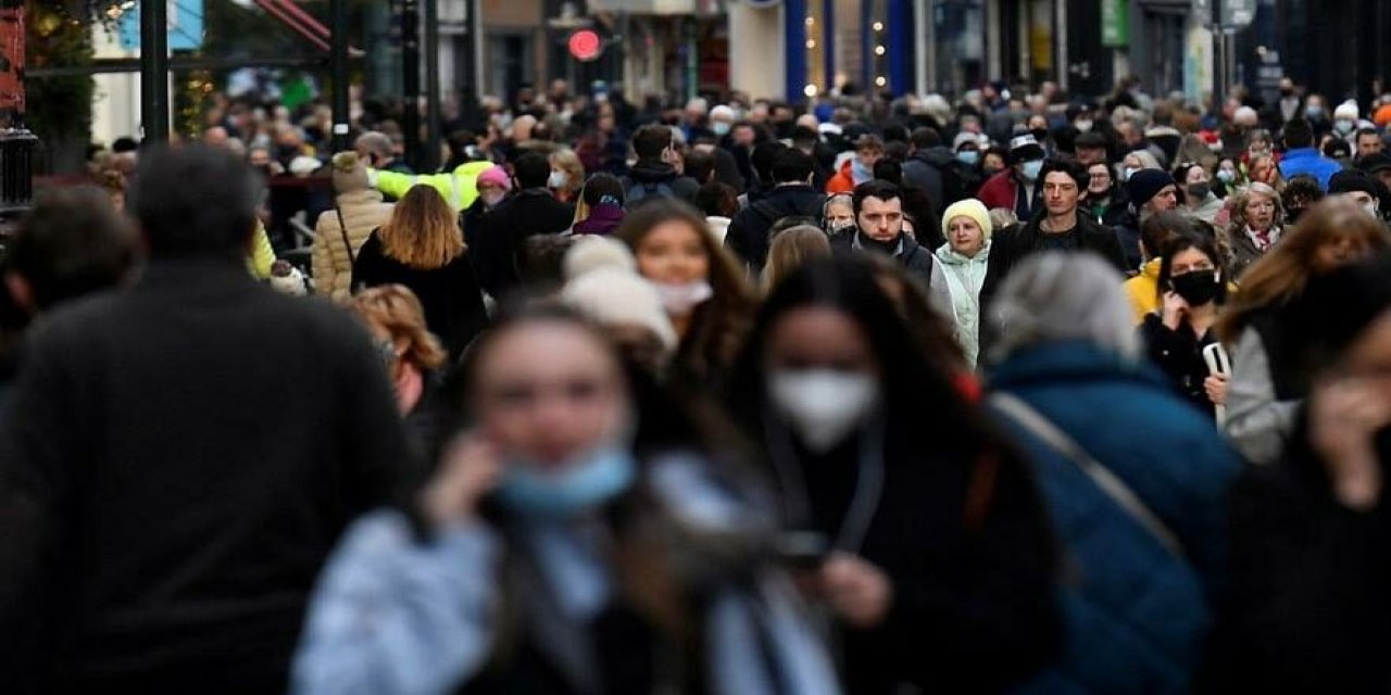 Omicron için artık iki aşı yeterli değil: Negatif test ve karantina geliyor