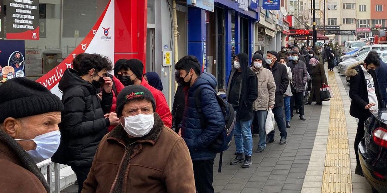 Saatlerce beklediler: Dondurucu soğukta ucuz et kuyruğu…