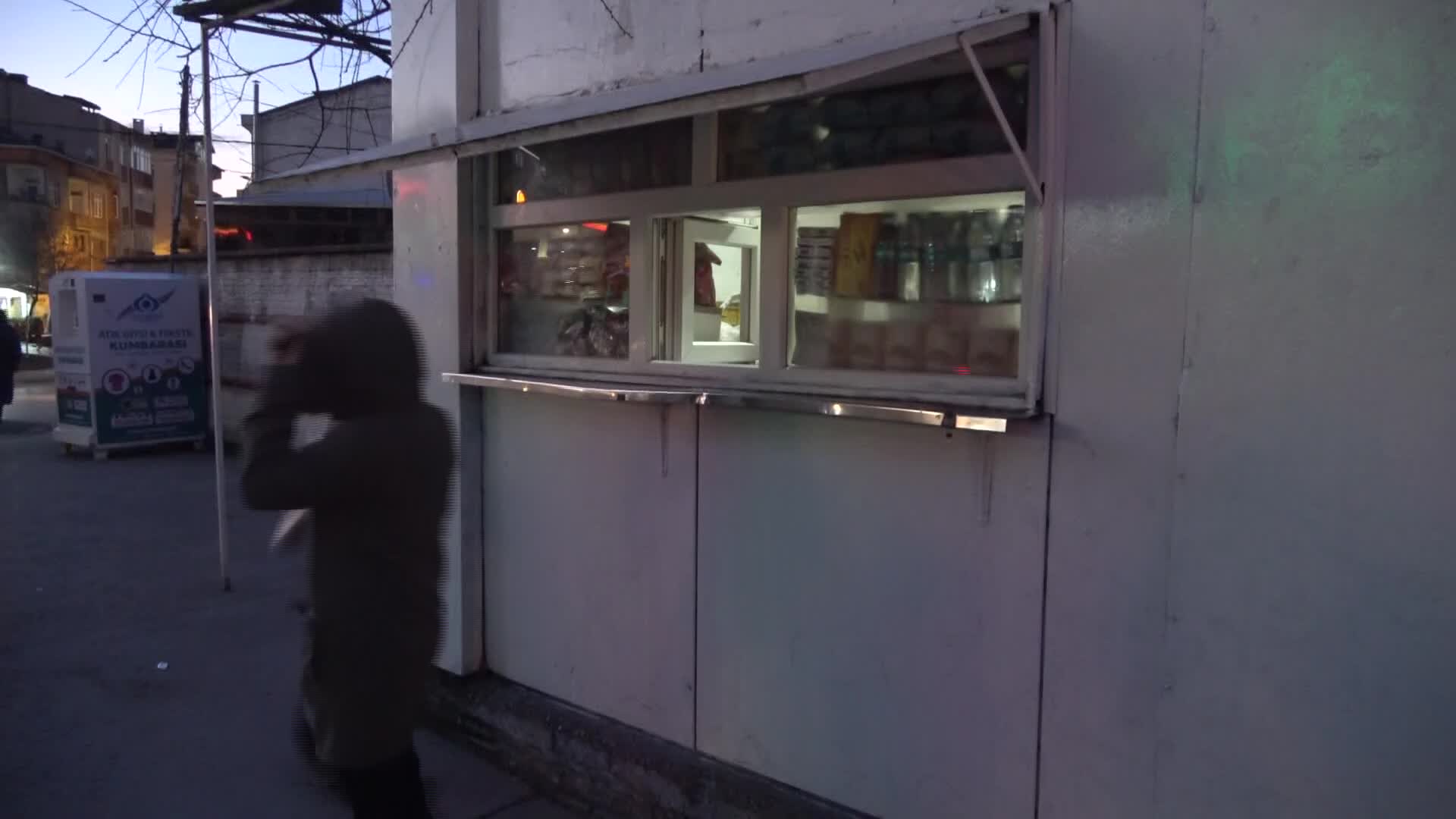 Vatandaş gün ağarmadan Halk Ekmek kuyruğuna giriyor: "Artık ekmek de yiyemeyeceğiz bittik"