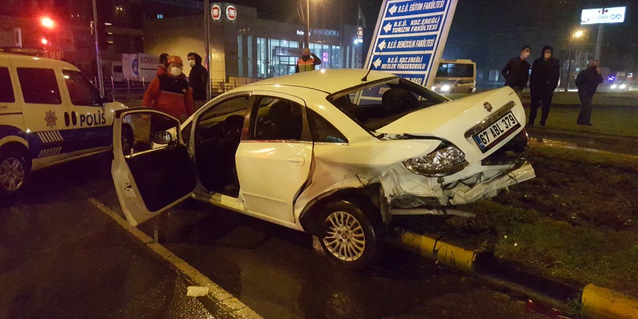 ZONGULDAK'ın Ereğli ilçesinde iki otomobilin çarpıştığı kazada 3 kişi yaralandı.