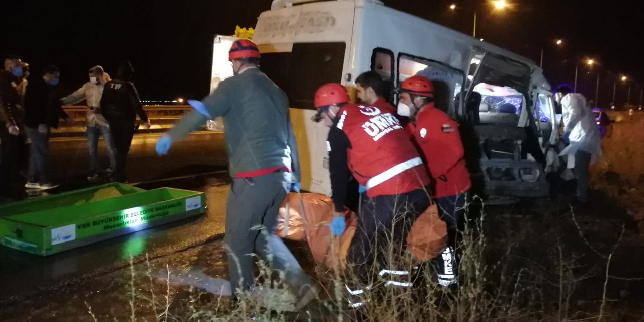 Van'da kaçak göçmenleri taşıyan münibüs kaza yaptı: 1 ölü, 7 yaralı