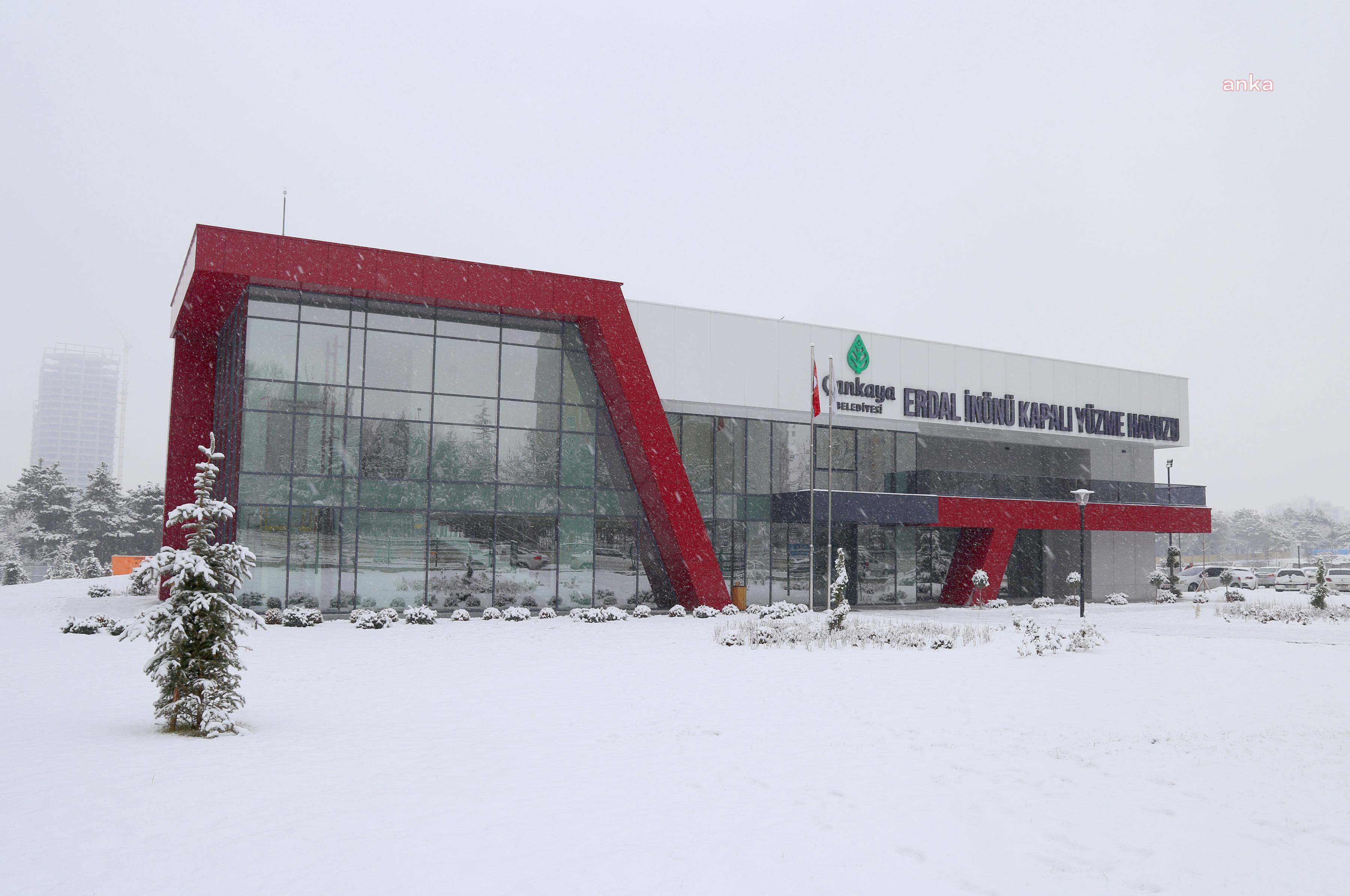 Çankaya'da kış günü havuz keyfi