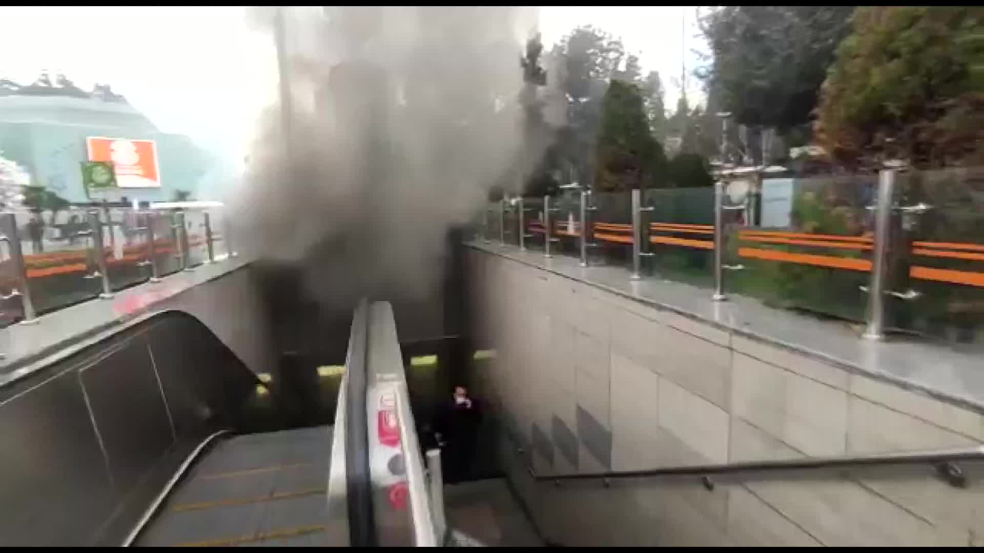 İstanbul Şişli durağında alt geçidi basan duman paniğe neden oldu