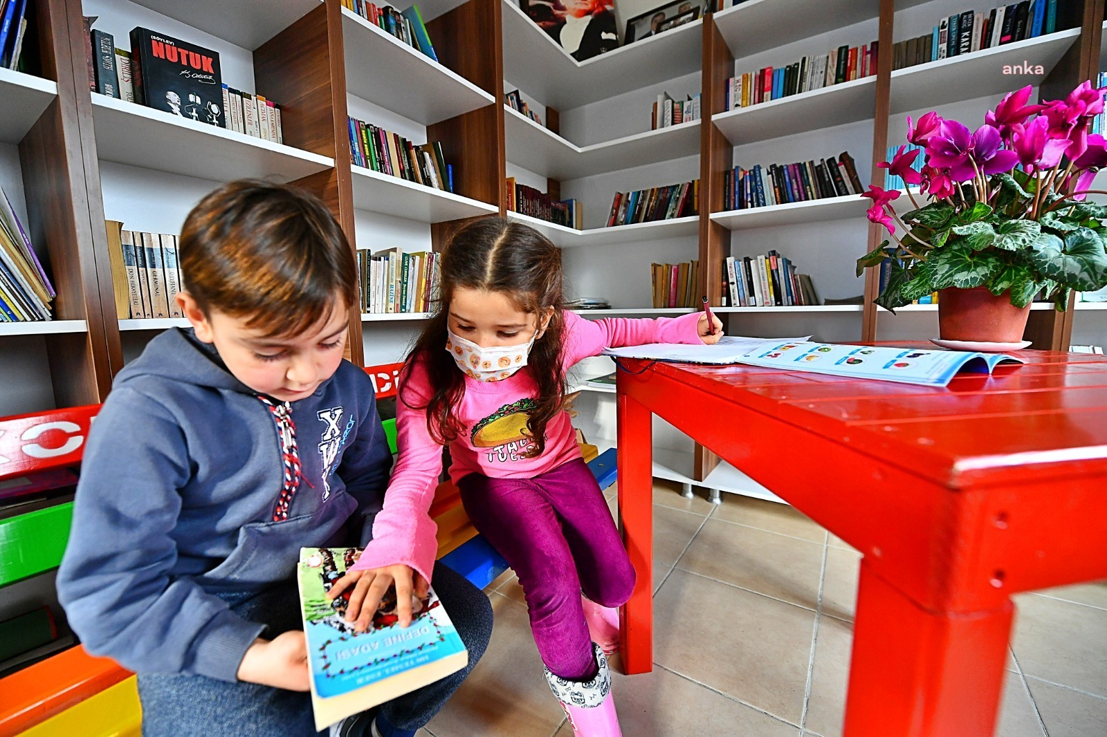 İzmir'de muhtarlıklar mini kütüphaneye dönüştürüldü