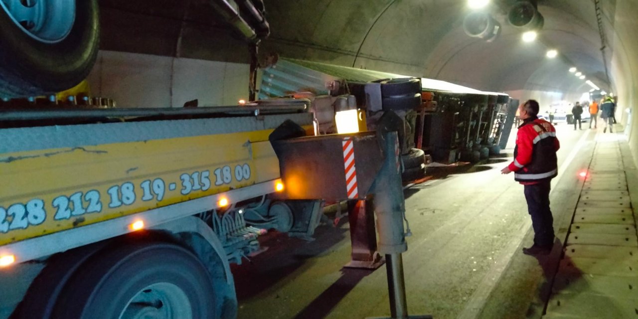 Kontrolden çıkan tır, Osmangazi tünelinde yan yattı
