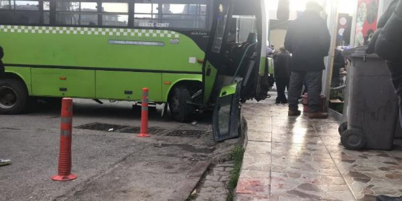 Halk otobüsü durakta bekleyenlere çarptı: Yaralılar var