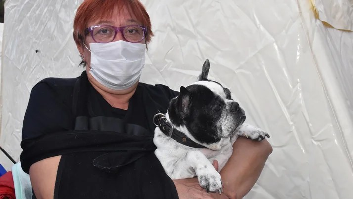 Önce evi yandı, sonra deprem vurdu