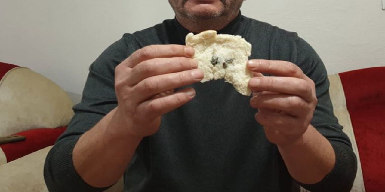 Ekmeğin içinden çıkanı görünce şoke oldu: "2 yıllık ekmeğini verelim şikayet etme"