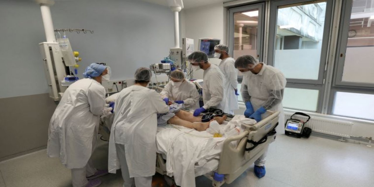 Dikkat çeken araştırma: Omicron varyantı Delta'yı ortadan kaldıracak mı?