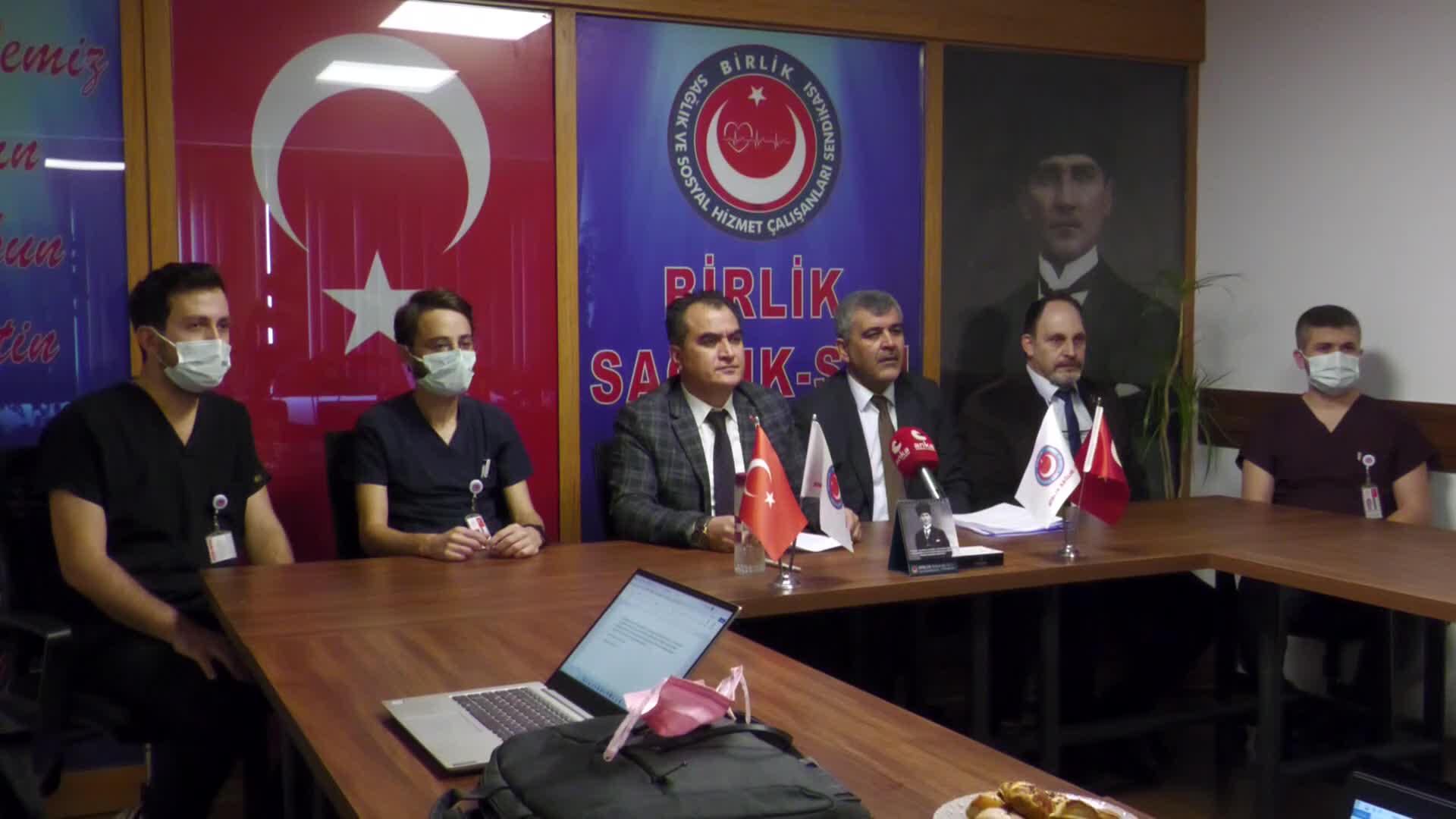 Başhekim yardımcısı sağlık çalışanlarına "Sizin yaptığınız işi sokaktan iti çevirsem o bile yapar" dedi iddiası