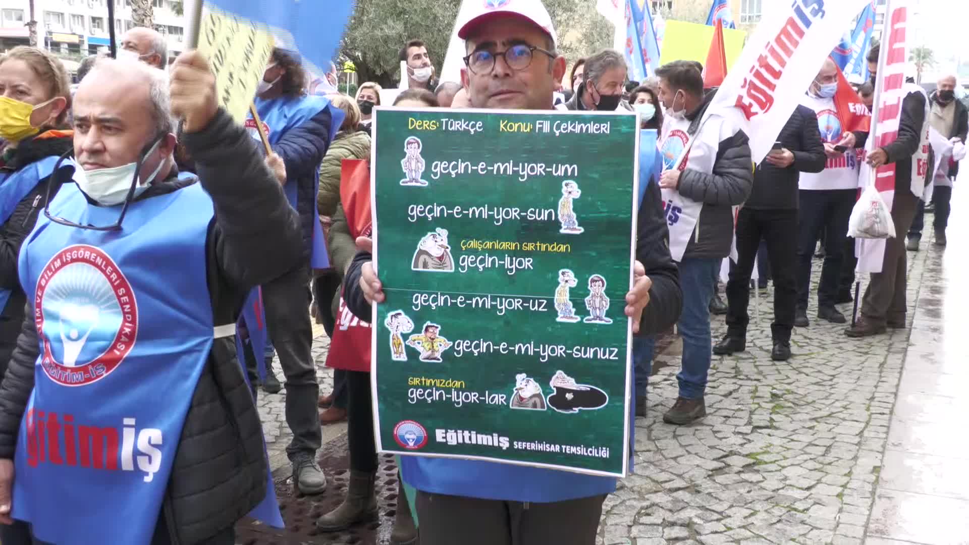 İzmir'de öğretmenler iş bıraktı: "İnsanca yaşamak için maaşlarımıza yüzde 100 zam istiyoruz"