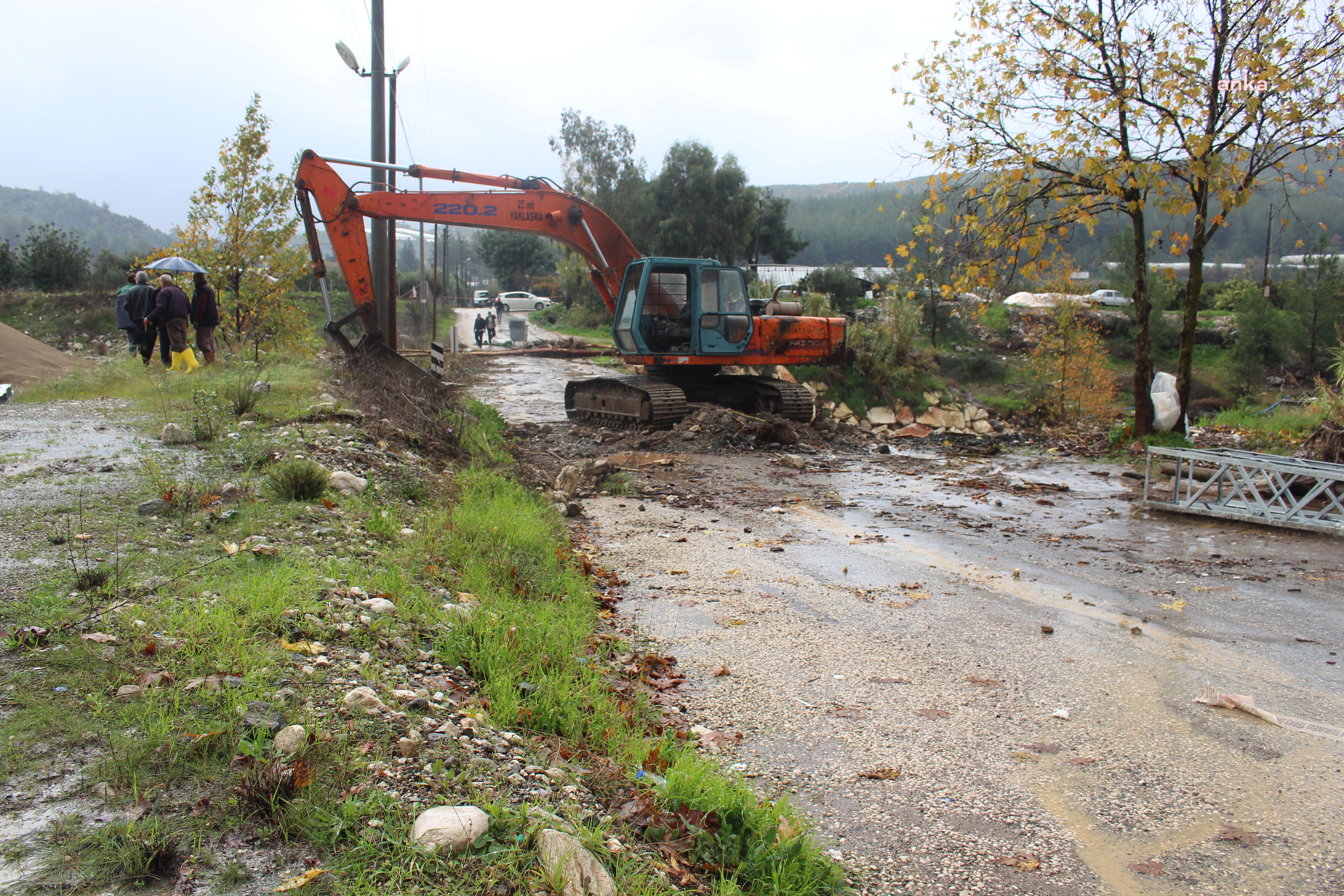 Antalya Büyükşehir Belediyesi ekipleri Kumluca'da görev başında