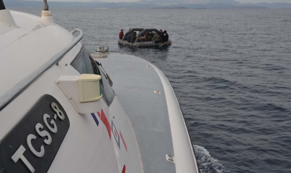 Yunanistan'ın ölüme terk ettiği 35 kaçak göçmeni, Sahil Güvenlik kurtardı