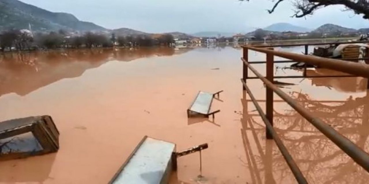 Burdur'da dere suyu taştı, bazı evler su altında kaldı