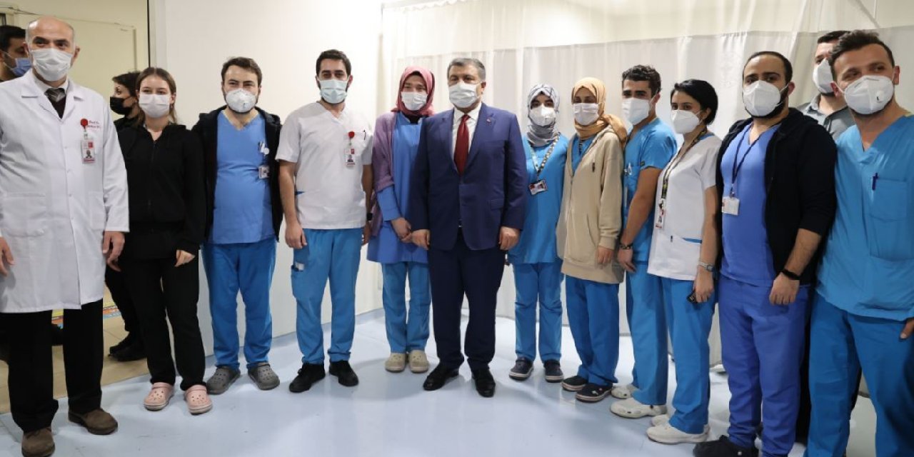 Fahrettin Koca'dan yılbaşı gecesinde hastanelere ziyaret