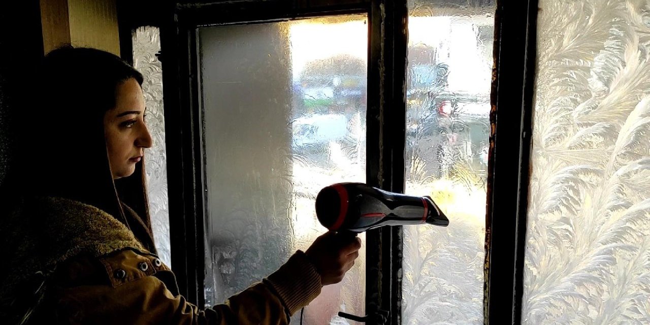 Kars'ta araçların motorları dondu, iş yerlerinin camları buz tuttu