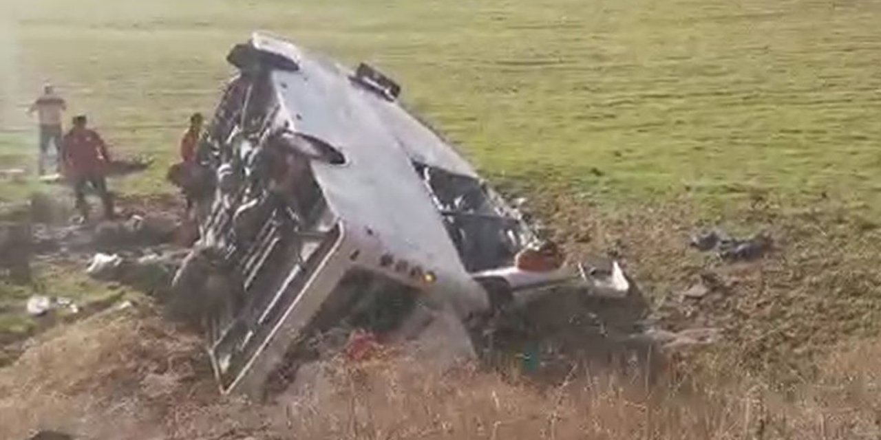 Sporcuları taşıyan minibüs devrildi: Antrenör hayatını kaybetti, 15 sporcu yaralı