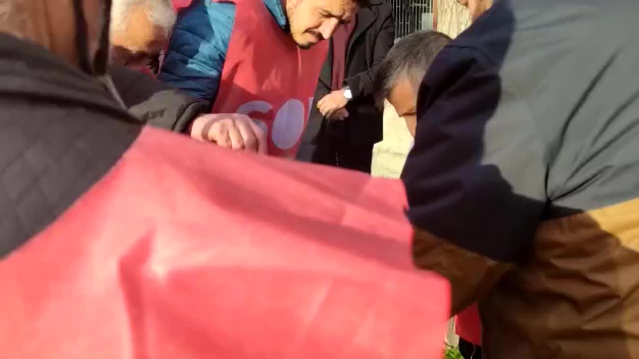 SOL Partililer, elektrik ve doğalgaz zamlarını fatura yakarak protesto etti