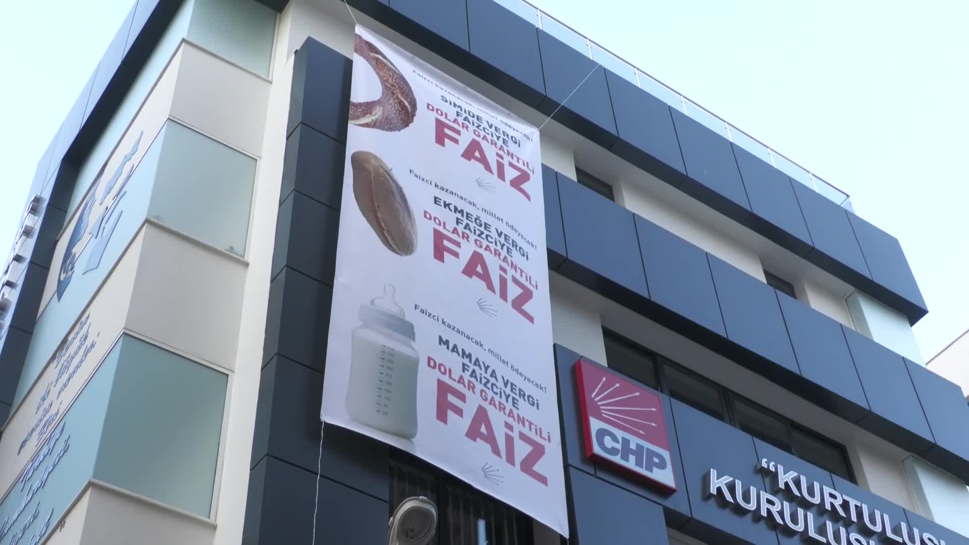 CHP İzmir İl Binası'na "Faizciye dolar garantili faiz" pankartı asıldı