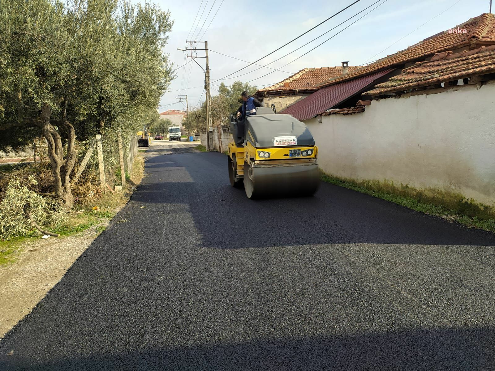 Akhisar Belediyesi yeni yıla asfalt çalışmasıyla başladı