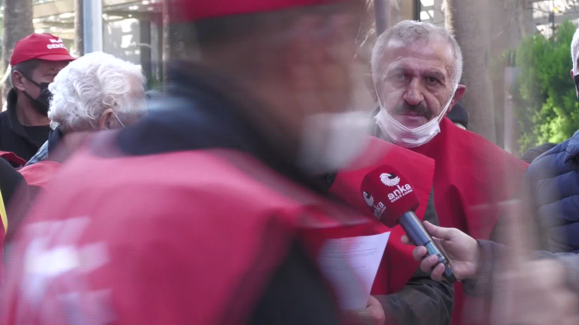 İzmir'de emekliler fatura yaktı: "Hükümet zammını al başına çal"