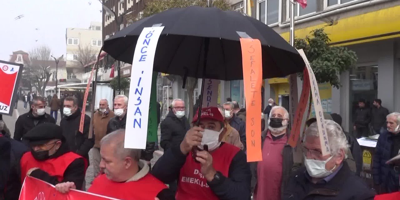 Emekliler zamları, fatura yakarak protesto etti