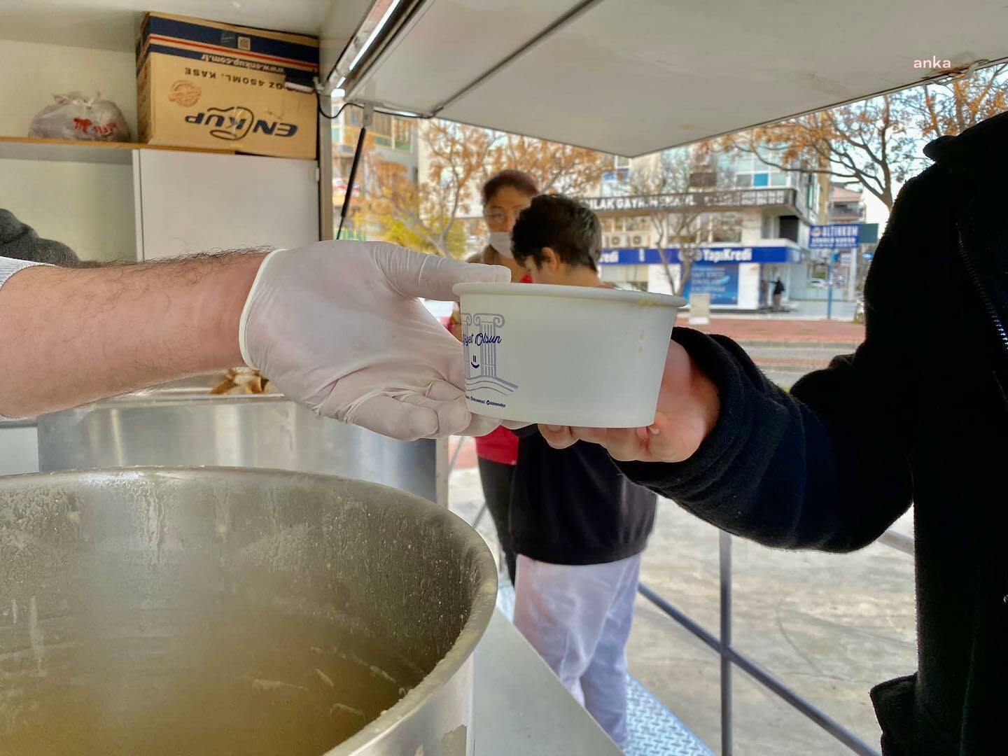 Didim Belediyesi soğuk günlerde çorba ikram ediyor