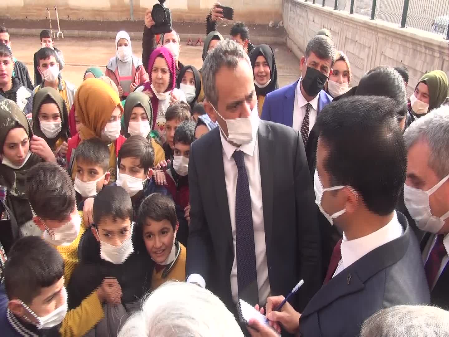 Bakan Mahmut Özer'den Şanlıurfa İl Milli Eğitim Müdürü'ne: "Gezdirdiğiniz okul böyleyse gezdirmediğiniz okullar nasıl?"