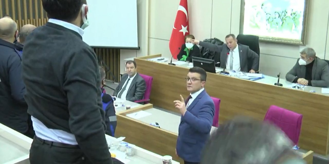 Tanju Özcan kendisine hakaret eden AKP’liyi zabıta ile dışarıya attırdı