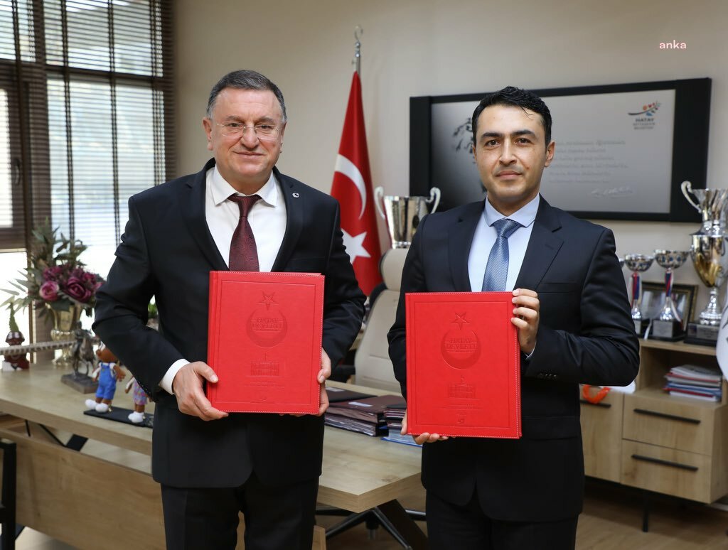 Hatay Büyükşehir Belediye Başkanı Savaş'a anlamlı hediye