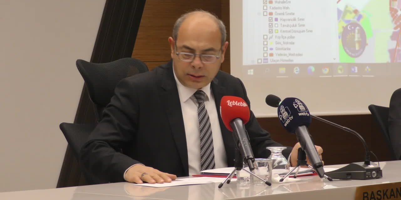 AKP'li meclis üyesi mikrofonu unuttu: "Ne olacağı bilinmiyor ki. Ben devletten iş almam mesela"