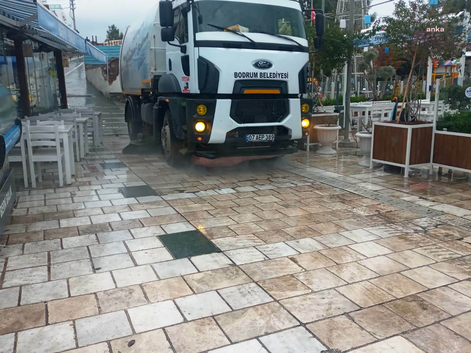 Bodrum'da etkili olan yağışlarda belediyenin tüm ekipleri seferber oldu