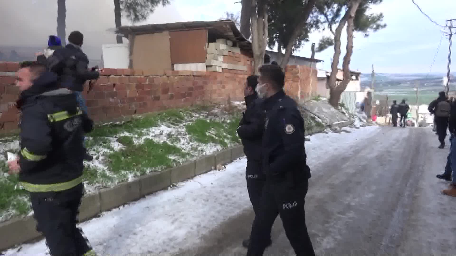 Edirne'de çıkan yangında 3 ev zarar gördü