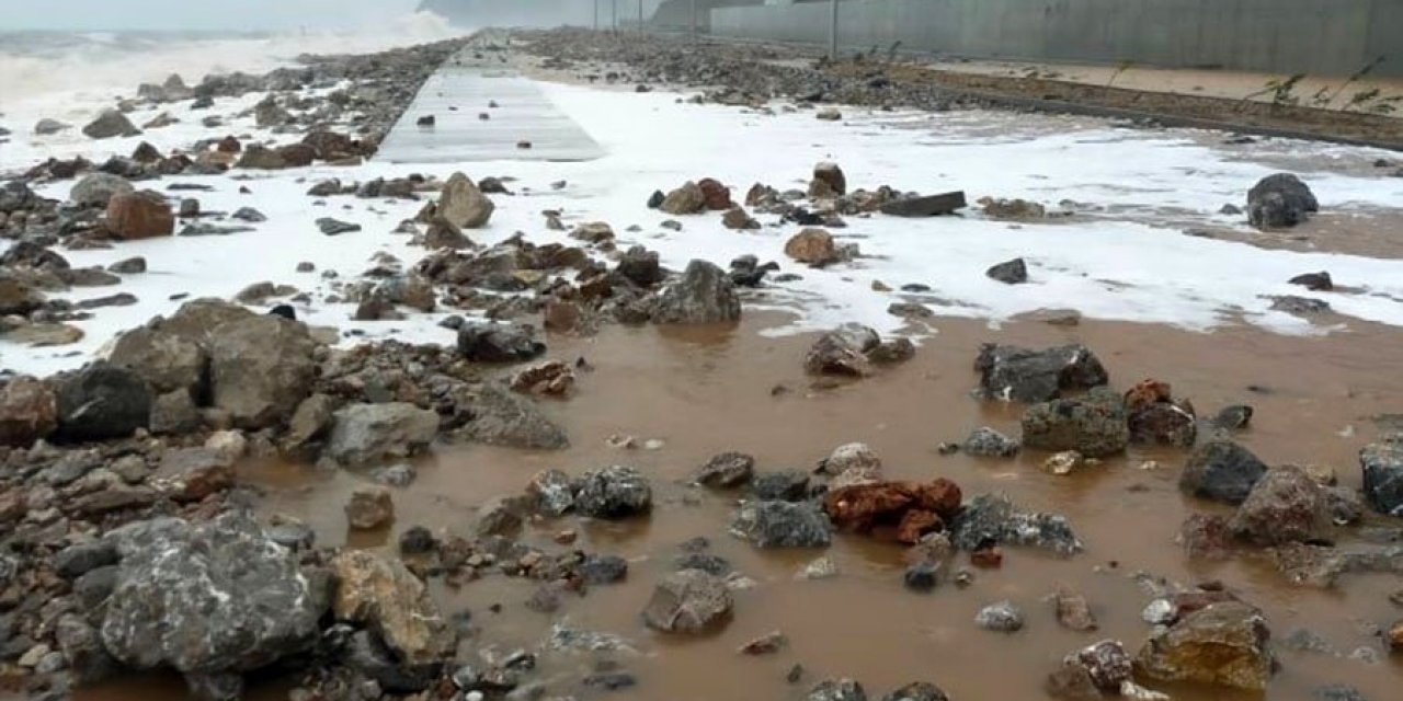 9 gün sonra Erdoğan açılışını yapacaktı: Kilimli Sahil Yolu'nu dalgalar yuttu