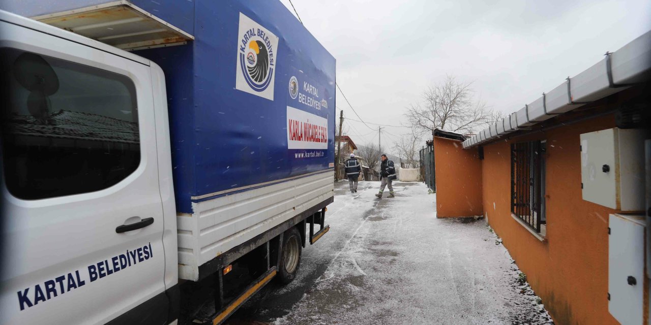 Kartal Belediyesi'nin karla mücadele ekipleri iş başında