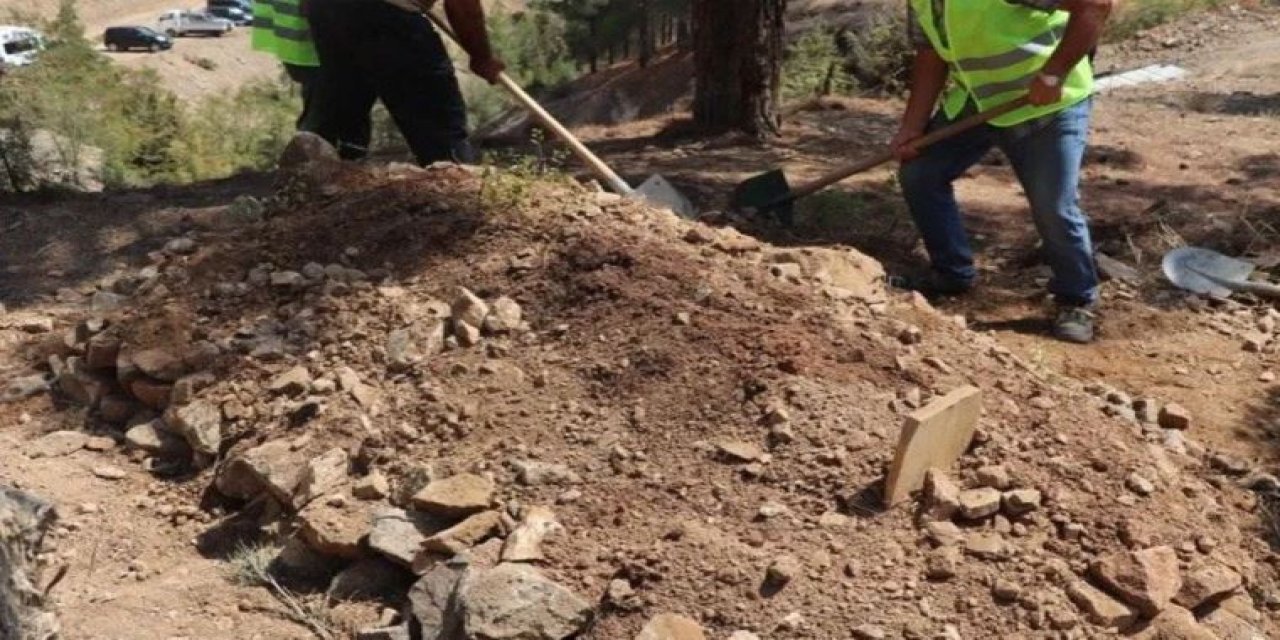 Hoparlörden anons yapılıyor: Mezarlarınızı taşıyın