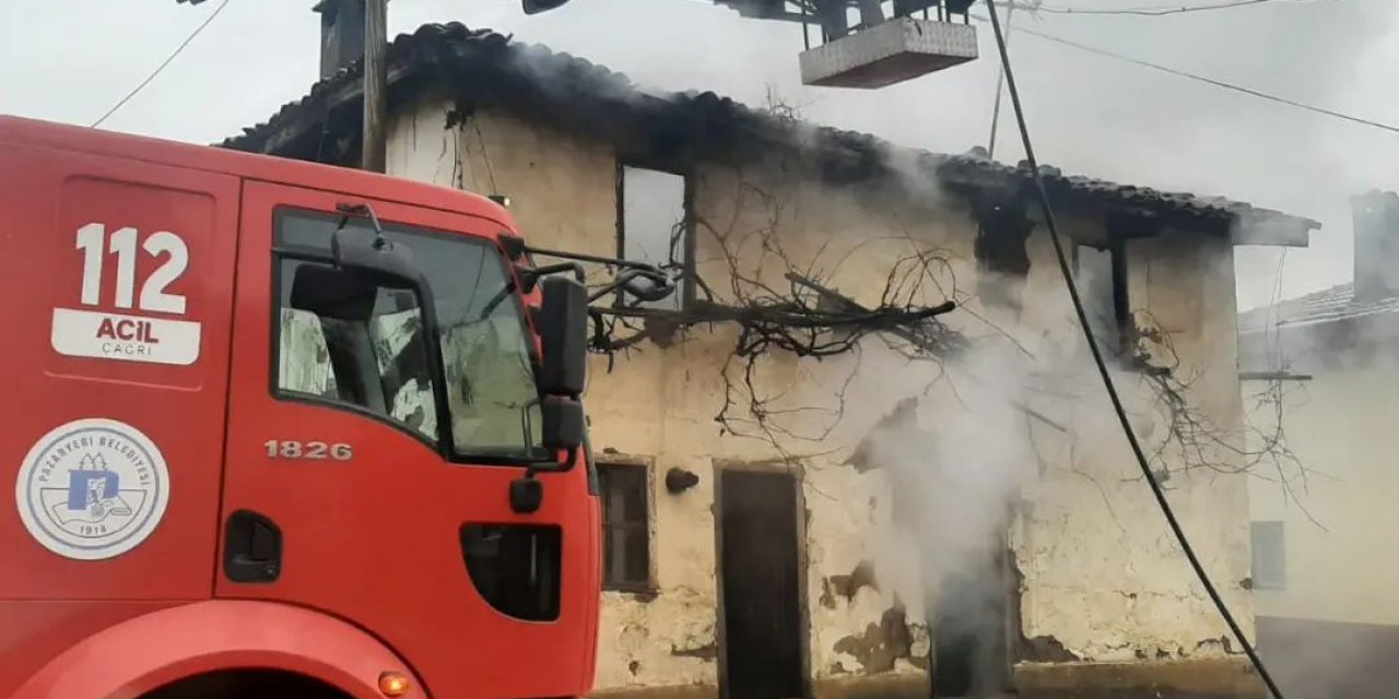 Bilecik Dereköy'de ahşap bina yandı