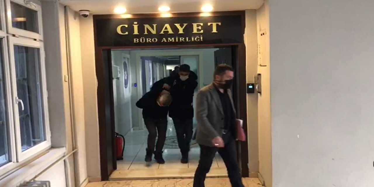 Annesine kötü davranan arkadaşını çekiçle öldürdü