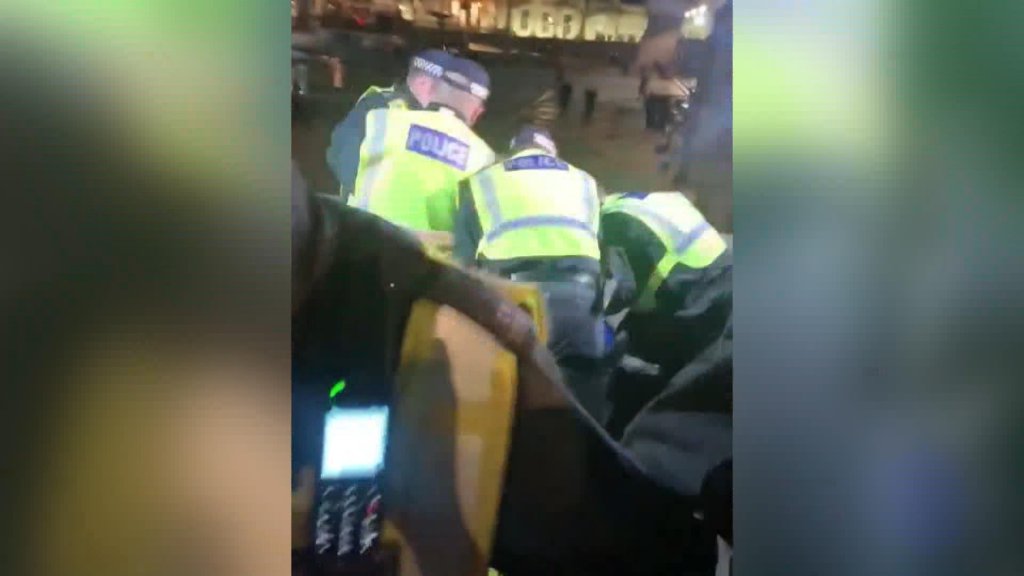 Londra’da karantina karşıtı gösteride 104 kişiye gözaltı