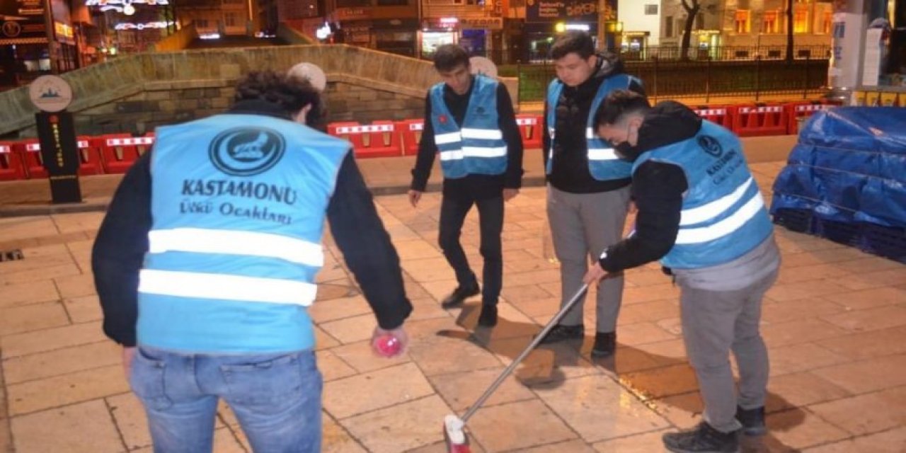 'EYT' açıklaması yapılan meydanı 'gül suyu' ile yıkadılar: "Fitne tohumları temizlendi"