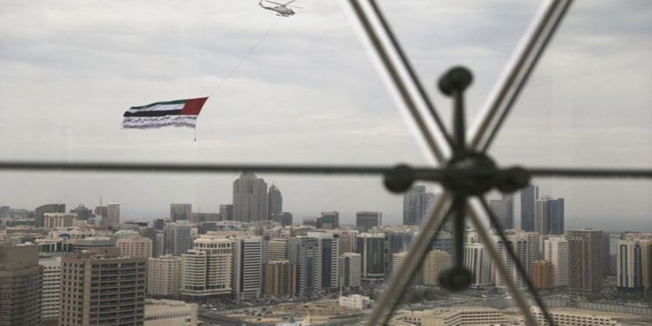 Abu Dabi'de akaryakıt yüklü 3 tanker patladı