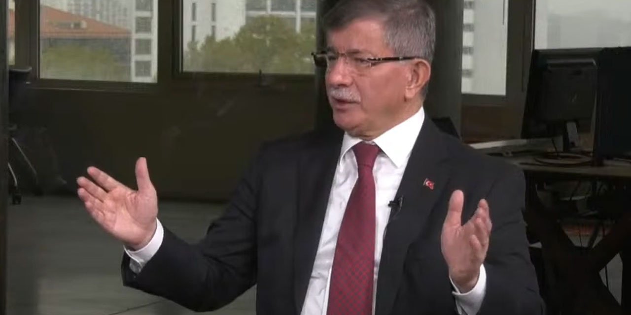 Daha önce hiç bu kadar sert konuşmamıştı! Davutoğlu, "Eski Türkiye geri döndü; başörtüsü ve din düşmanı küçük bir parti Türkiye'yi yönetiyor"