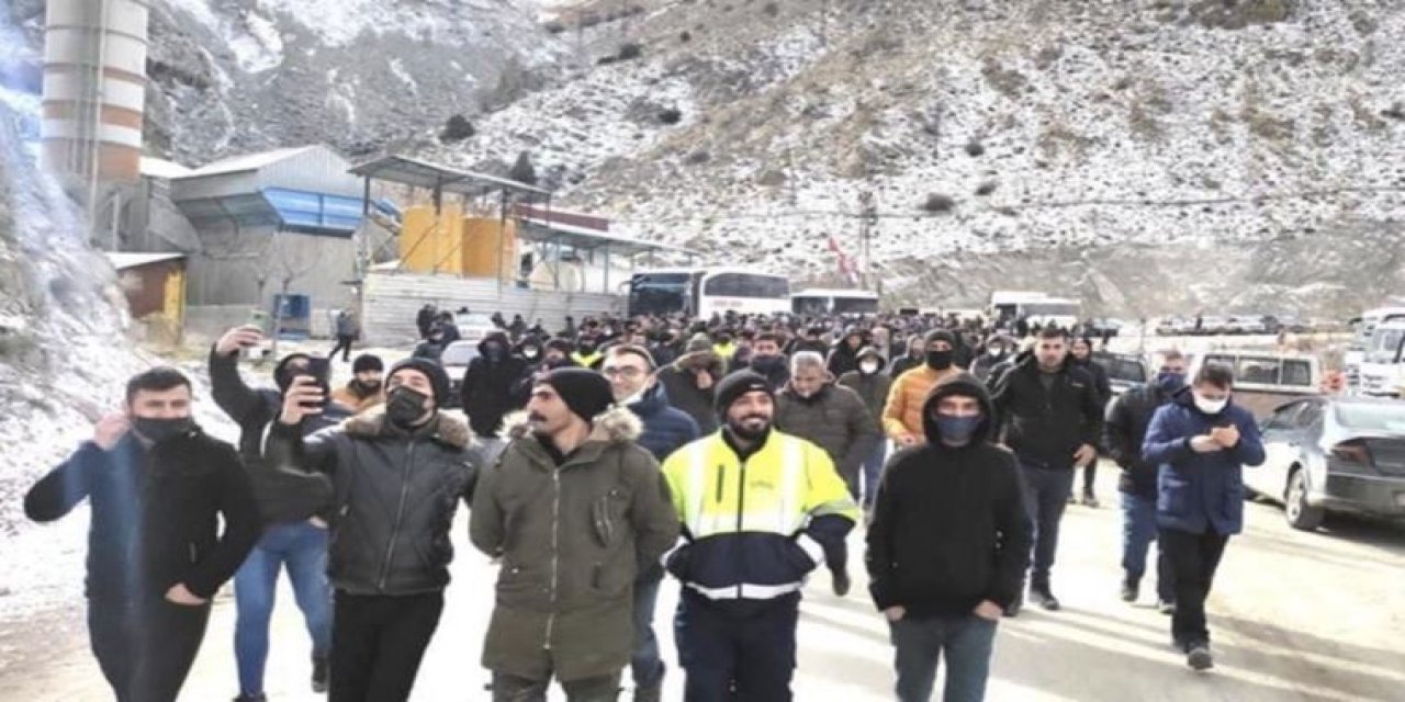 Divriği'de maden işçileri insanca çalışma talebiye üretimi durdurdu