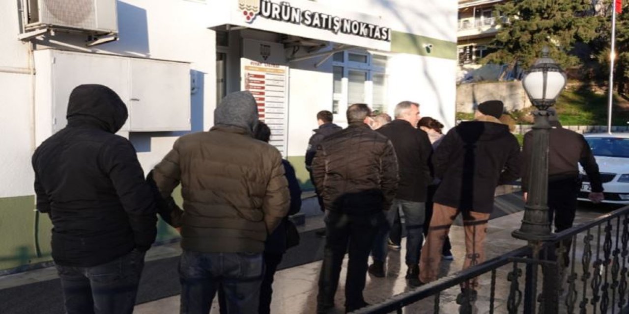 Toprak Mahsulleri Ofisi önünde yağ kuyruğu oluştu