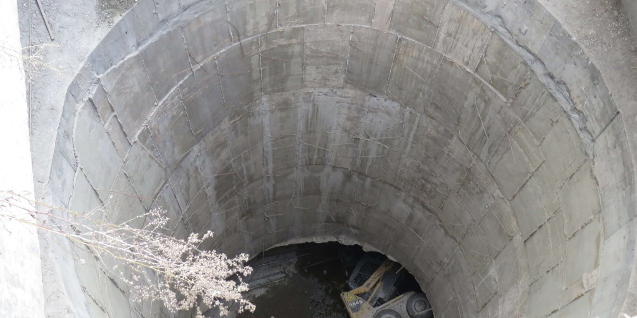 Metro inşaatında kullandığı iş makinesi ile birlikte 25 metreden düştü