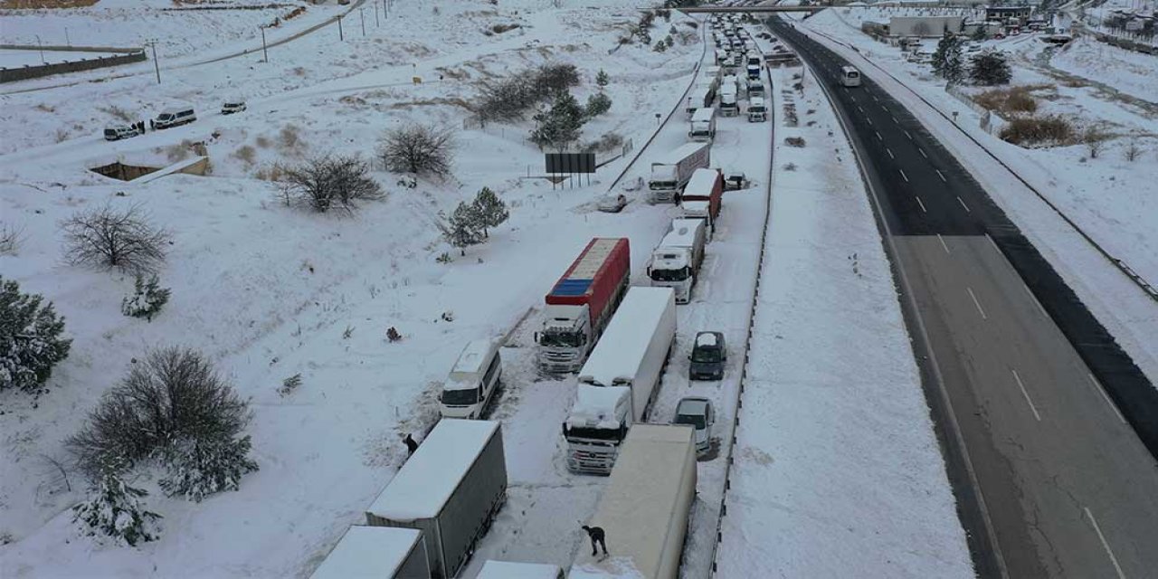 15 saat boyunca yolda kalan yurttaş isyan etti: 'Aileler perişan'
