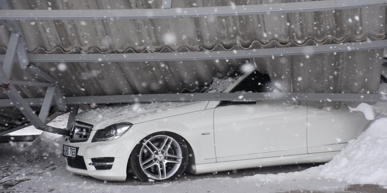 Galericiler Sitesi'nde çatı çöktü; araçlar hurda oldu