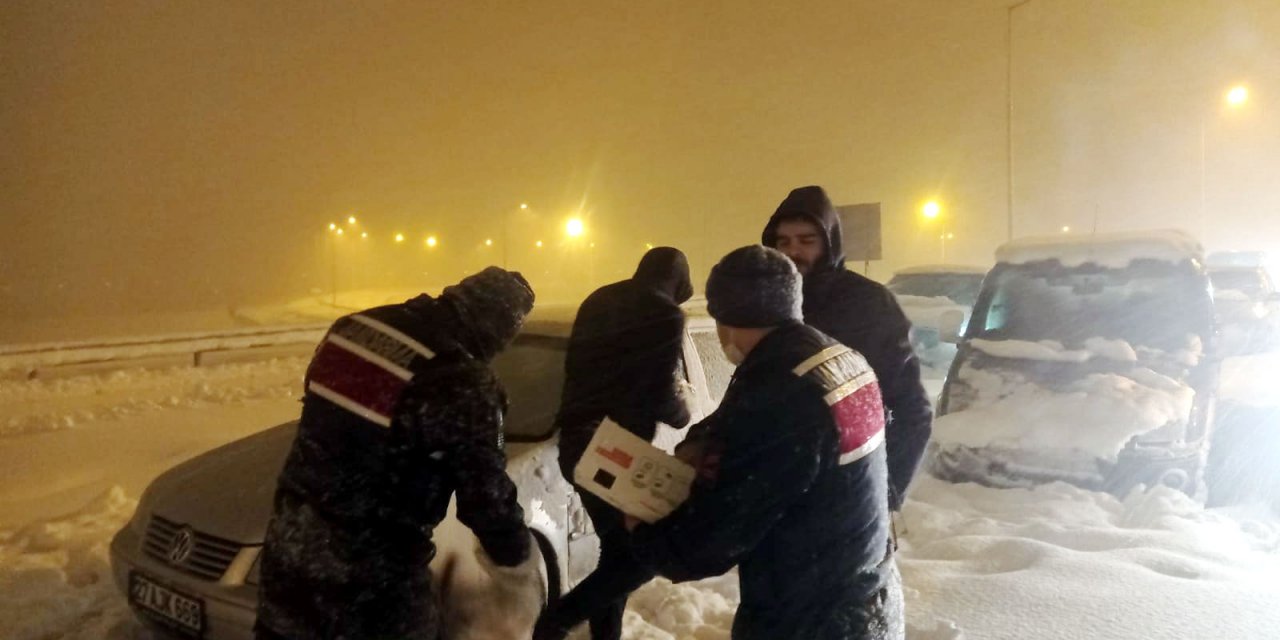 Kar esaretinde son durum: 900 araç mahsur, 186 kişi hastanede