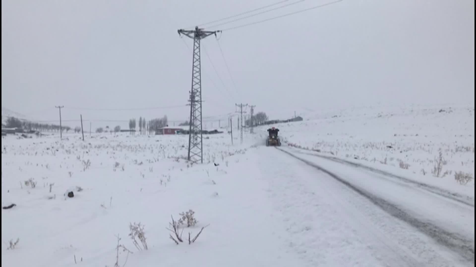 Iğdır'da kapalı köy yollarını ulaşıma açma çalışmaları sürüyor